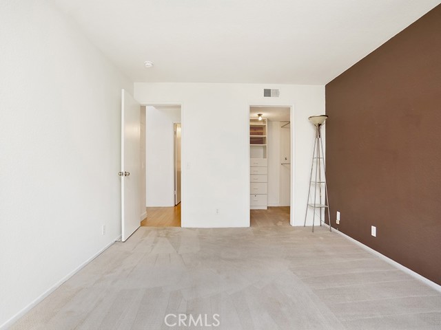 E8944319 7d65 490f 942d 7917c4d16707