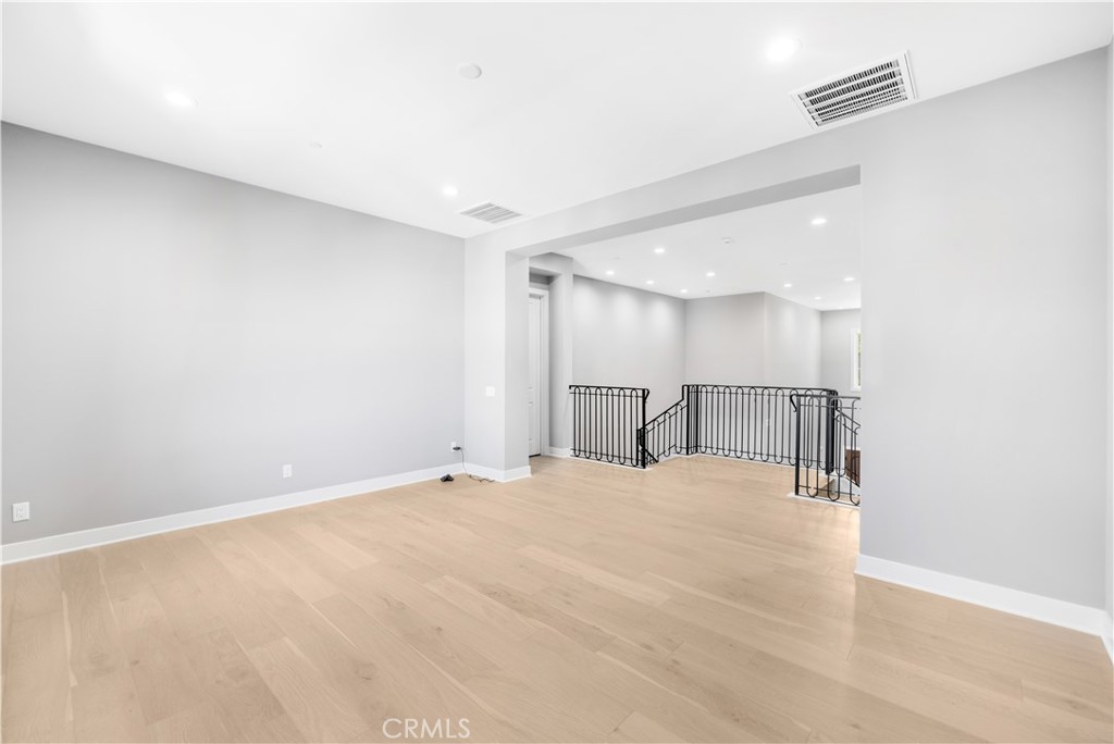 https://media.crmls.org/medias/e89633bd-2ba5-4bc0-b865-a383f8d8c7b9.jpg?preset=X-Large