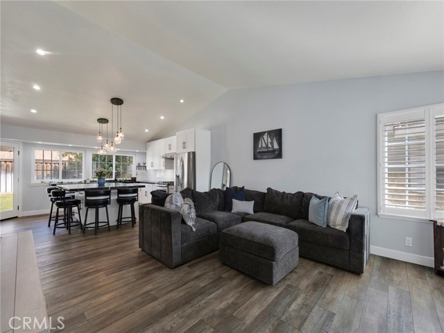 Detail Gallery Image 3 of 27 For 27936 Beacon, Castaic,  CA 91384 - 3 Beds | 2 Baths