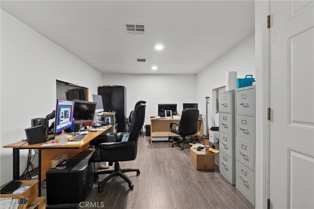 https://media.crmls.org/medias/e8980dc6-1fb5-41e5-b7f5-3dd2a8e5644b.jpg?preset=X-Large