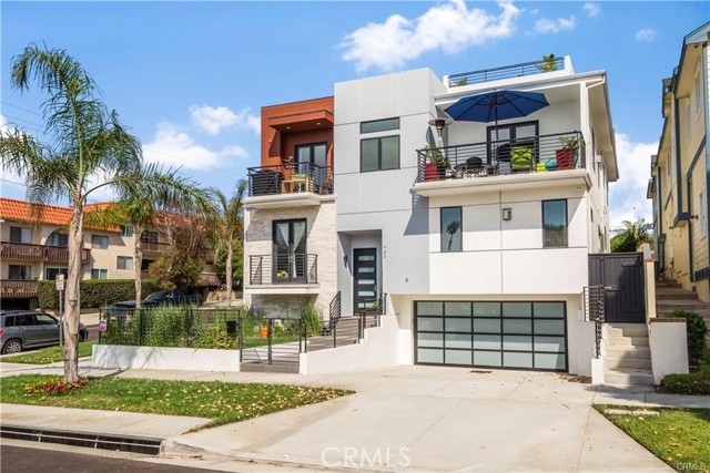 Detail Gallery Image 2 of 26 For 700 Broadway, Redondo Beach,  CA 90277 - 4 Beds | 3/1 Baths