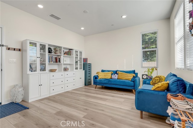 Detail Gallery Image 3 of 47 For 11753 Florence Ave #5,  Santa Fe Springs,  CA 90670 - 2 Beds | 3 Baths