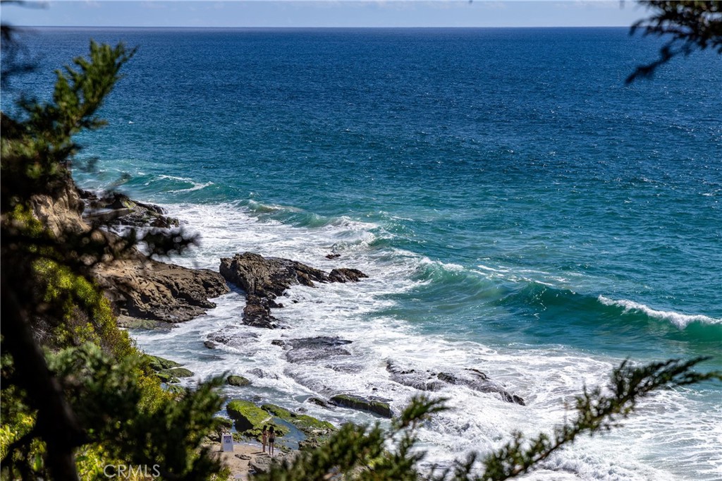 https://media.crmls.org/medias/e89e146d-2b7f-4e37-a095-7ad6d7a9abec.jpg?preset=X-Large