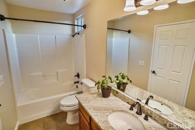 5712 Bienveneda, Palmdale CA: https://media.crmls.org/medias/e8a007a4-de64-4333-b43d-3f6553c43828.jpg