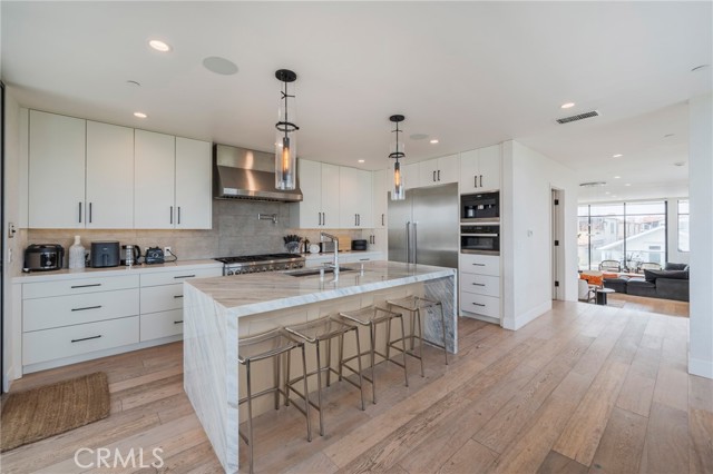 Detail Gallery Image 9 of 37 For 468 30th St, Manhattan Beach,  CA 90266 - 5 Beds | 5/1 Baths