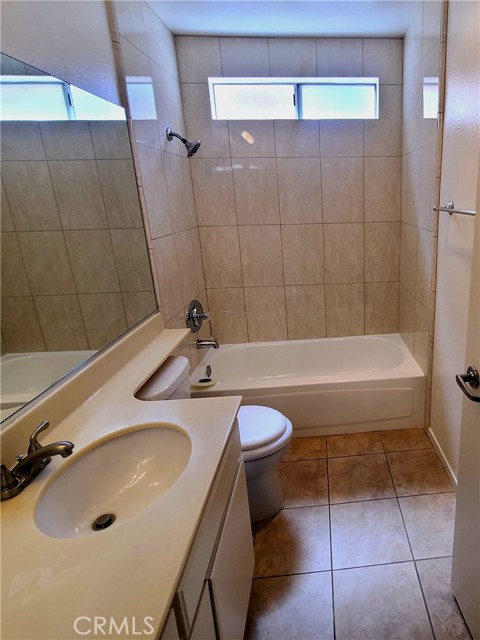 Detail Gallery Image 10 of 26 For 5060 Kester Ave #211,  Sherman Oaks,  CA 91403 - 2 Beds | 2 Baths