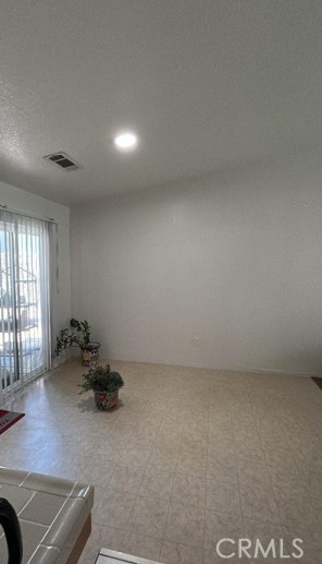 https://media.crmls.org/medias/e8a33c55-5138-4315-b0c0-d30d8b83eb0e.jpg?preset=X-Large