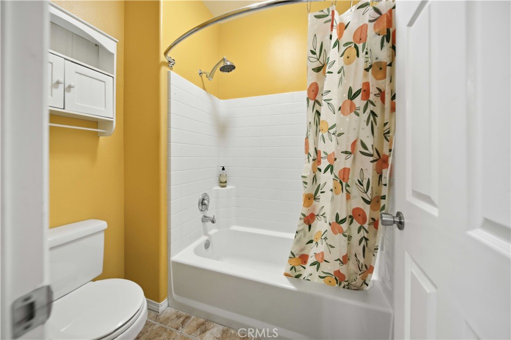 https://media.crmls.org/medias/e8a4d1df-bbf0-40de-9318-6688b8cef194.jpg?preset=X-Large