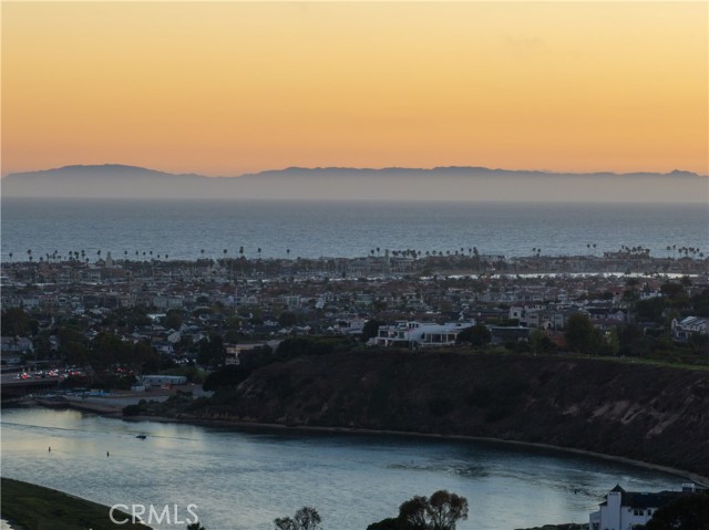 1032 Santiago Drive, Newport Beach CA: https://media.crmls.org/medias/e8a4ff20-088f-4932-b87e-16cff03ee3ac.jpg