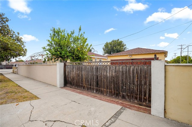 Detail Gallery Image 4 of 20 For 6355 Peach Ave, Van Nuys,  CA 91411 - 3 Beds | 1 Baths