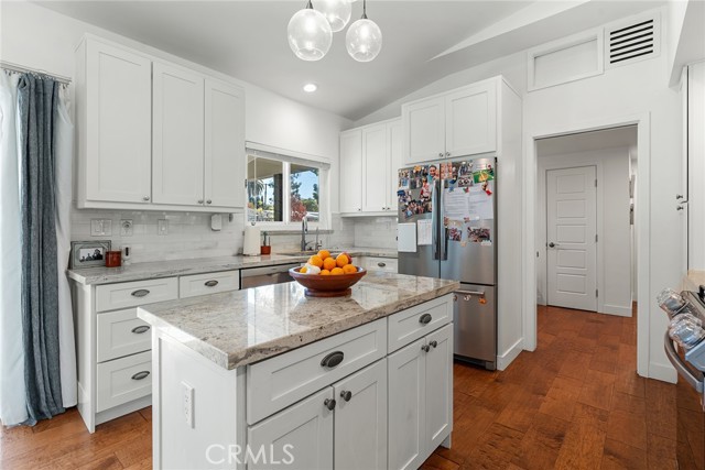 Detail Gallery Image 17 of 56 For 4835 Almidor Ave, Woodland Hills,  CA 91364 - 5 Beds | 3 Baths