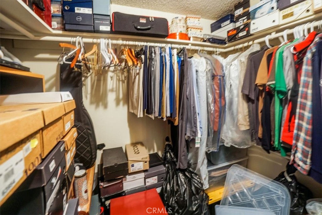 https://media.crmls.org/medias/e8a776ff-b870-4674-8e44-7e9525d820d0.jpg?preset=X-Large