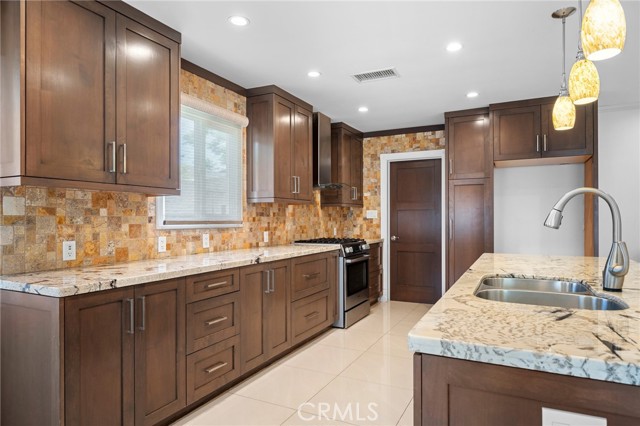 8337 Valecrest Drive, Sun Valley CA: https://media.crmls.org/medias/e8a7ba65-bab6-4630-93e4-041339ac8358.jpg