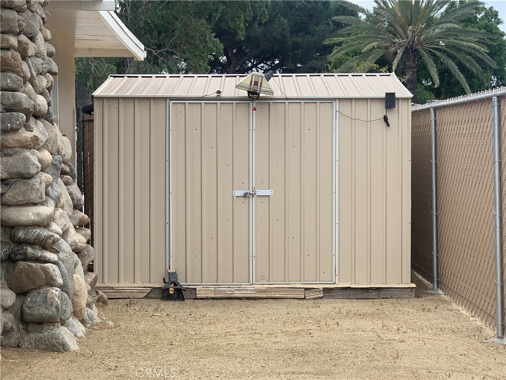https://media.crmls.org/medias/e8a7d947-93c7-413d-a00d-4c945a476b7e.jpg?preset=X-Large