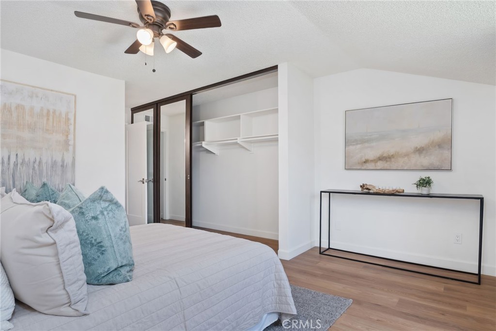 https://media.crmls.org/medias/e8a7e9f2-b5d3-46d5-b1ff-2f5f7cca5f7a.jpg?preset=X-Large