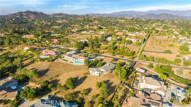 711 Tumble Creek Lane, Fallbrook CA: https://media.crmls.org/medias/e8aad74e-ca1f-4184-ab62-c77cc3e3090b.jpg