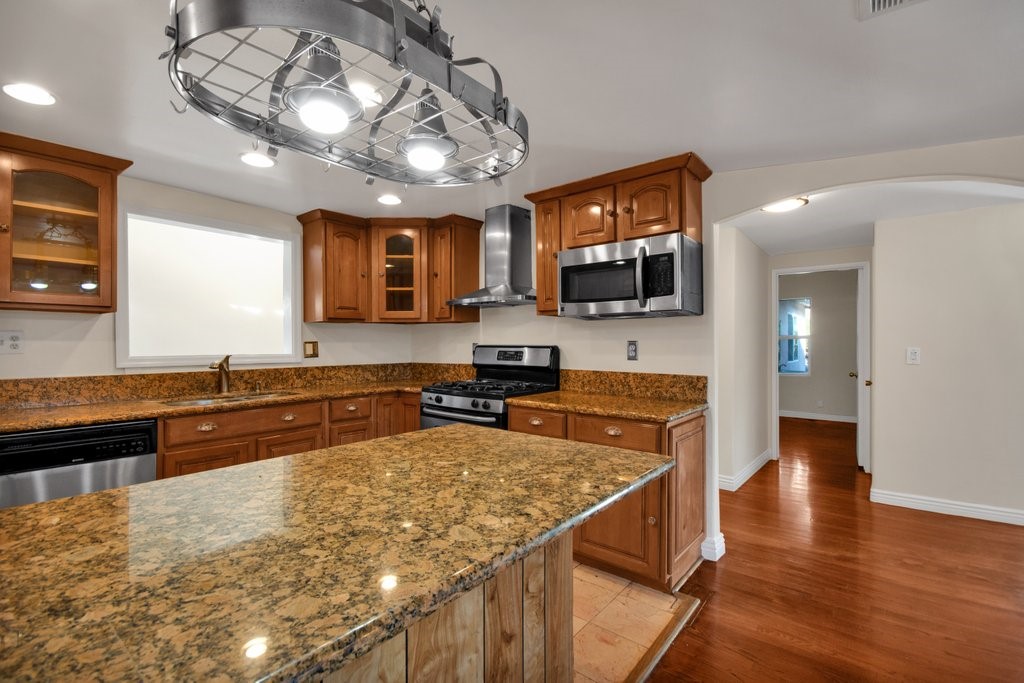 Kitchen w/ Granite counter