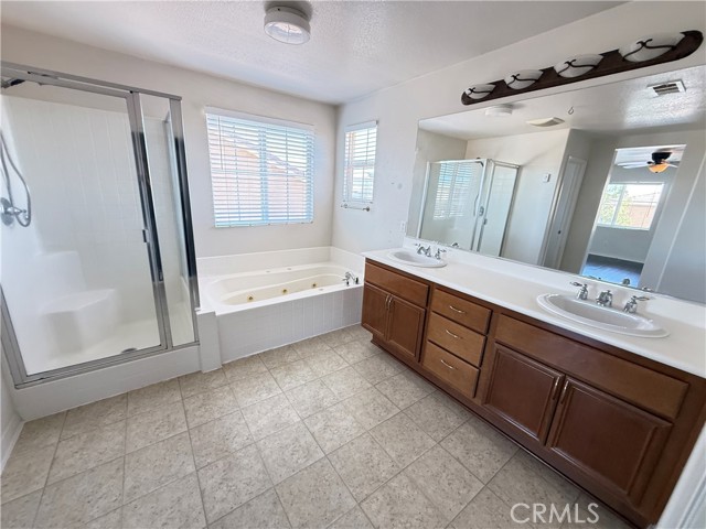 9093 Seal Beach Drive, Hesperia CA: https://media.crmls.org/medias/e8b0e9aa-4301-414f-b407-0571abfff33f.jpg