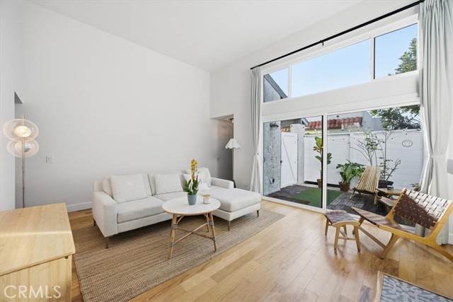 Detail Gallery Image 4 of 32 For 1911 Rockefeller Ln #E,  Redondo Beach,  CA 90278 - 2 Beds | 1/1 Baths