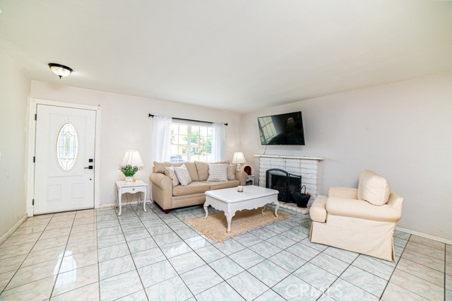 Detail Gallery Image 4 of 18 For 25176 Silent Creek Rd, Moreno Valley,  CA 92553 - 3 Beds | 2 Baths