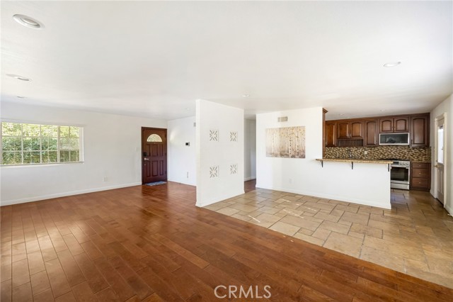 Detail Gallery Image 3 of 22 For 7044 White Oak, Van Nuys,  CA 91406 - 3 Beds | 2 Baths