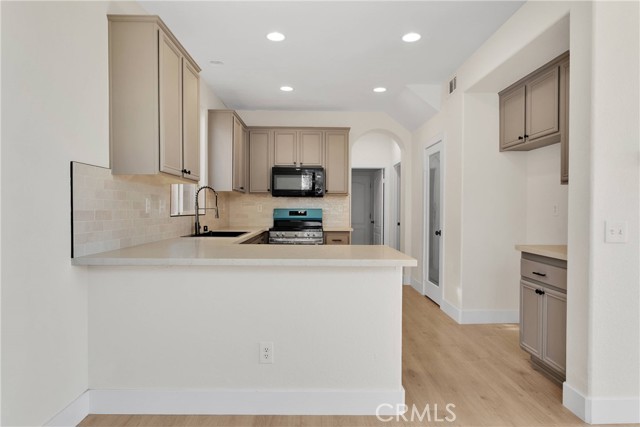 Detail Gallery Image 11 of 42 For 14499 Honeyhill St, Victorville,  CA 92394 - 4 Beds | 3 Baths