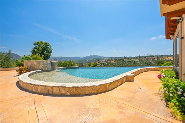 1917 Santa Margarita Drive, Fallbrook CA: https://media.crmls.org/medias/e8b3f8f8-c64a-4139-9746-e5733ea8b9fd.jpg