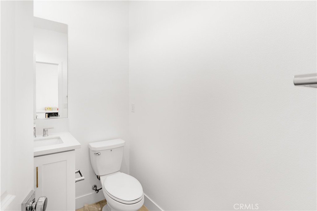 https://media.crmls.org/medias/e8b77e3f-ae73-451d-8e72-a0e4f2ccf8e5.jpg?preset=X-Large