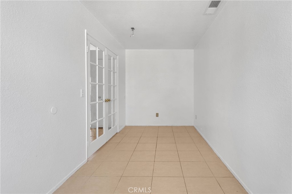 https://media.crmls.org/medias/e8b8037f-2770-4bda-b500-c02c48727361.jpg?preset=X-Large