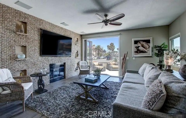 Detail Gallery Image 2 of 16 For 123 10th St, Huntington Beach,  CA 92648 - 3 Beds | 2/1 Baths
