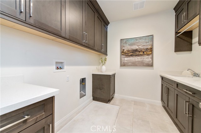 124 Cruiser, Irvine CA: https://media.crmls.org/medias/e8baf6df-954c-4c02-8be9-ec849cc2a963.jpg