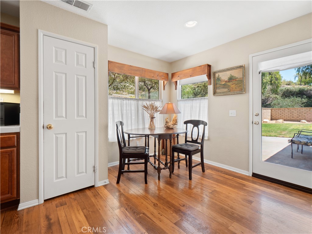 https://media.crmls.org/medias/e8bc19b0-db42-4e31-8c57-1fee79ac1deb.jpg?preset=X-Large