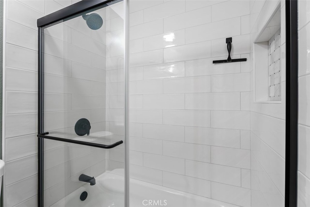 https://media.crmls.org/medias/e8bc7362-b64b-4ce3-95f5-a9f4d26a5239.jpg?preset=X-Large