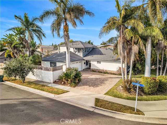 Detail Gallery Image 1 of 29 For 16821 Montclair Ln, Huntington Beach,  CA 92647 - 4 Beds | 3 Baths