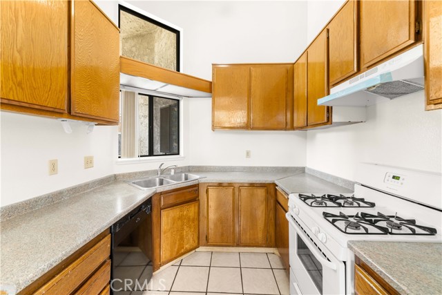 72 Brownfield Lane, Pomona CA: https://media.crmls.org/medias/e8c22e71-bc71-4a7c-9659-df5d0eb5fa04.jpg