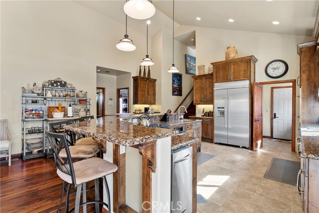 858 Fox Tower Way, Big Bear Lake CA: https://media.crmls.org/medias/e8c47212-59c9-434f-92e2-14bbfa52696e.jpg