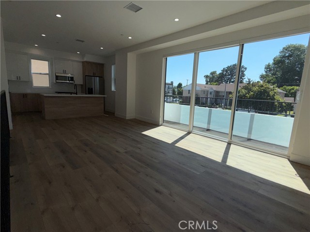 5044 Laurel Canyon Boulevard, Valley Village CA: https://media.crmls.org/medias/e8c4a5c7-95f8-4930-ba71-573f6855a022.jpg