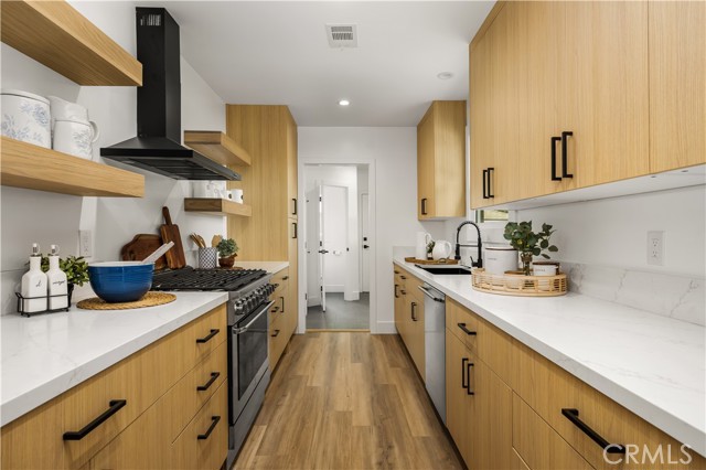 6005 S La Brea Avenue, Los Angeles CA: https://media.crmls.org/medias/e8c4c94d-600b-44cf-b8c9-6707e7c42412.jpg