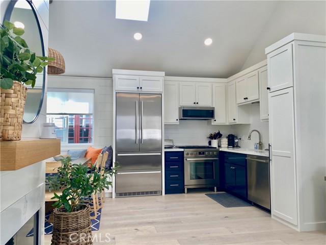 Detail Gallery Image 4 of 11 For 212 1/2 Garnet, Newport Beach,  CA 92662 - 2 Beds | 2 Baths