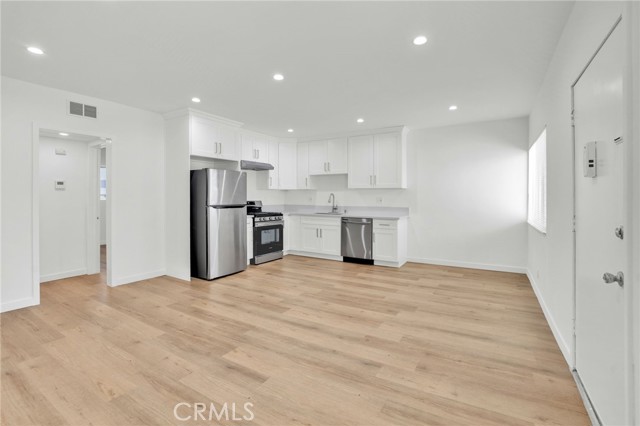 Detail Gallery Image 2 of 17 For 13018 Valleyheart Dr #4,  Studio City,  CA 91604 - 1 Beds | 1 Baths