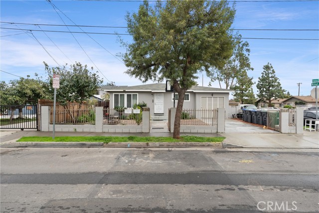 117 S Daisy Avenue, Santa Ana, California 92703, ,Residential Income,For Sale,117 S Daisy Avenue,CRPW24014409