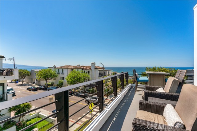 Detail Gallery Image 6 of 47 For 301 16th St, Manhattan Beach,  CA 90266 - 6 Beds | 7 Baths