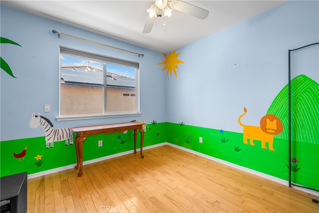 https://media.crmls.org/medias/e8c7ba49-d658-4693-bd45-1da45aa282dc.jpg?preset=X-Large