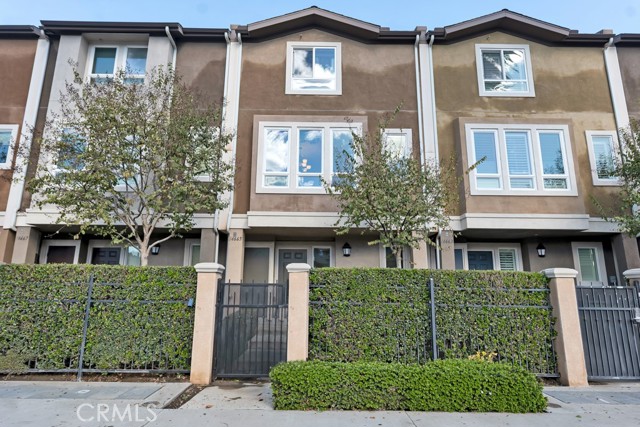 Detail Gallery Image 5 of 38 For 14665 Sherman Way, Van Nuys,  CA 91405 - 3 Beds | 3 Baths