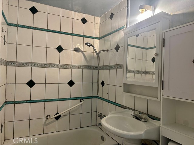 Detail Gallery Image 8 of 39 For 13608 Yukon Ave, Hawthorne,  CA 90250 - 5 Beds | 3 Baths