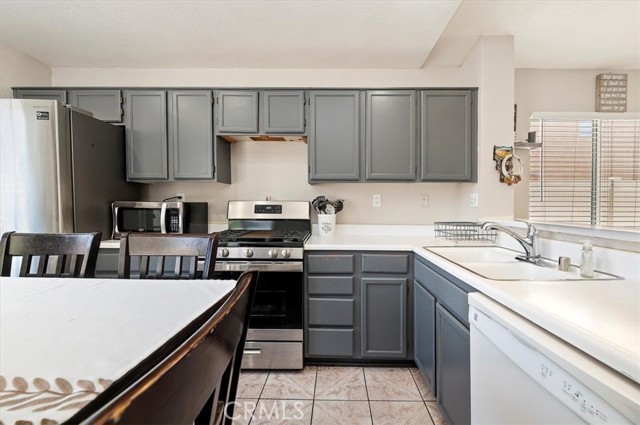 Detail Gallery Image 8 of 26 For 1327 Carriage Ln, Perris,  CA 92571 - 3 Beds | 2 Baths