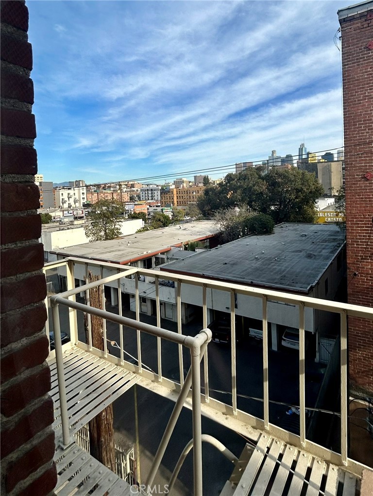 https://media.crmls.org/medias/e8cd00ca-1b5b-4bdc-b9c0-7c581514e833.jpg?preset=X-Large