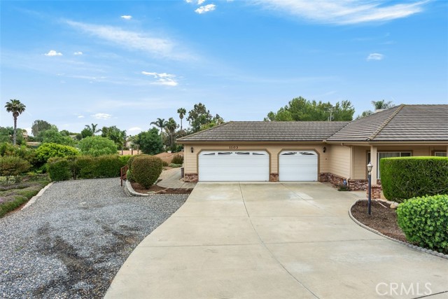 1103 Mcdonald Meadows, Fallbrook CA: https://media.crmls.org/medias/e8cfc751-5a62-4ae9-bda9-c75913f49392.jpg
