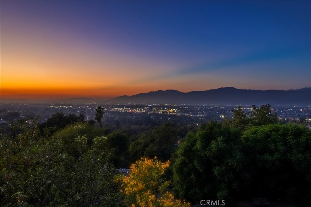 https://media.crmls.org/medias/e8d15efb-4bcd-4f8d-82d0-62293ced63f3.jpg?preset=X-Large