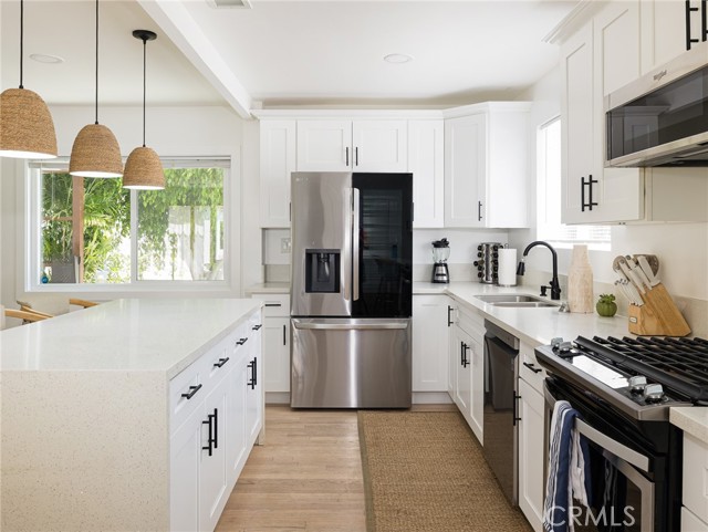 Detail Gallery Image 6 of 34 For 11333 Braddock Dr, Culver City,  CA 90230 - 6 Beds | 3 Baths
